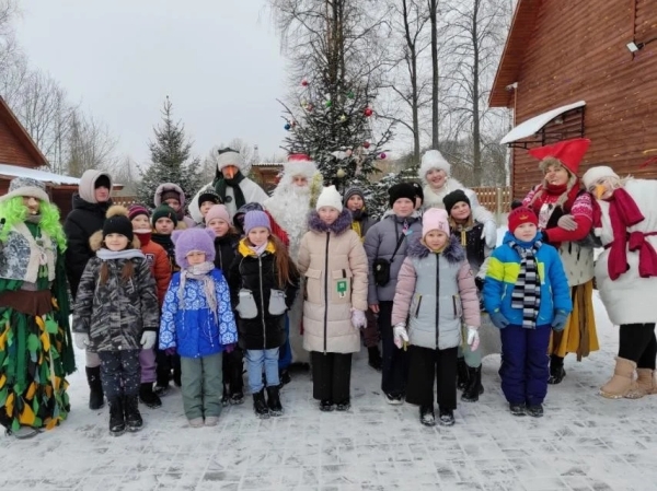Ребята из Горковской школы посетили усадьбу Деда Мороза и Снегурочки