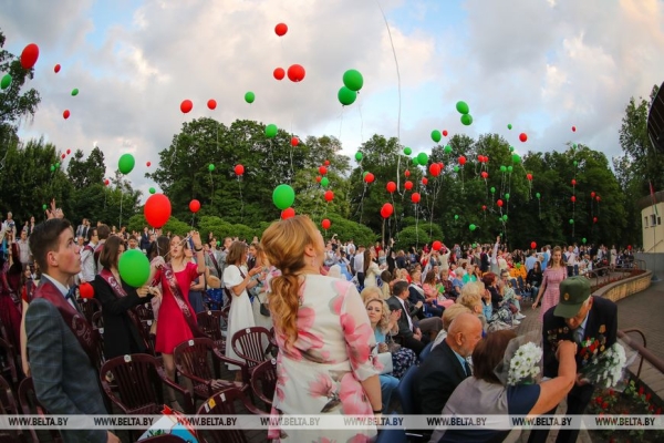 Выпускные вечера прошли по всей Беларуси Выпускные вечера прошли по всей Беларуси