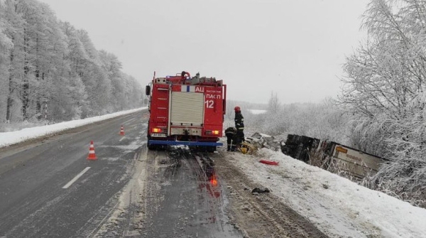 В Стародорожском районе столкнулись микроавтобус и грузовик, погибла водитель В Стародорожском районе столкнулись микроавтобус и грузовик, погибла водитель