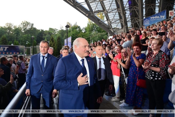 Лукашенко, вручив награду Спиридович, напомнил, как "Славянский базар" хотели "растащить по городам и весям" Лукашенко, вручив награду Спиридович, напомнил, как "Славянский базар" хотели "растащить по городам и весям"