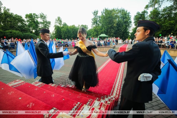 Выпускные вечера прошли по всей Беларуси Выпускные вечера прошли по всей Беларуси
