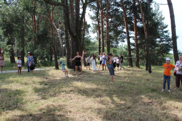 Дискотека, красочный фейерверк, лазерное шоу. Смотрите, как в Пинском районе прошел гастрономический и экологический фестиваль «Полесский вьюн»