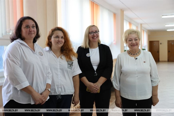 "Трудно говорить, что я здесь просто работала. Это моя жизнь". Один день с директором, который руководит гимназией 40 лет