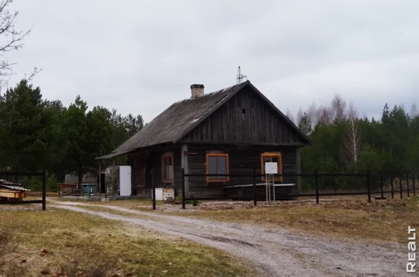 Две веранды и пять печей. Семья отремонтировала родительский дом в Брестской области и превратила его в уютную усадьбу