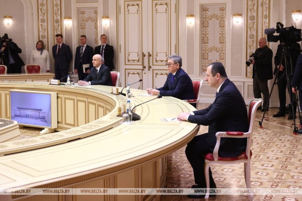 Российский "зонтик", новая страница в IT, первая леди и свечка с земляками. Итоги предпасхальной недели Президента Российский "зонтик", новая страница в IT, первая леди и свечка с земляками. Итоги предпасхальной недели Президента