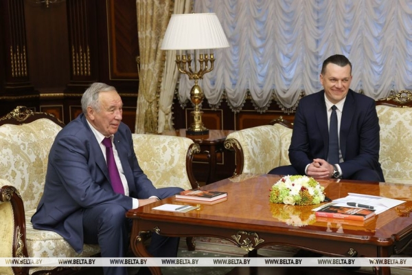 Российский "зонтик", новая страница в IT, первая леди и свечка с земляками. Итоги предпасхальной недели Президента Российский "зонтик", новая страница в IT, первая леди и свечка с земляками. Итоги предпасхальной недели Президента