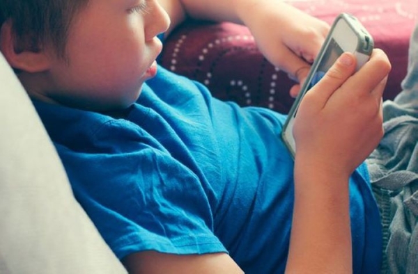 С какого возраста стоит давать детям телефон и как минимизировать вред от гаджетов. Советы от экспертов