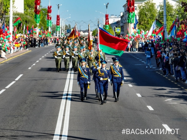 В Бресте впервые состоялся парад военной техники 9 Мая. Публикуем видео и фото