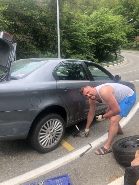 В Черногорию на 17-летней Alfa Romeo. Белорусы 24 дня колесили по Европе на своём автомобиле. Сколько денег ушло?