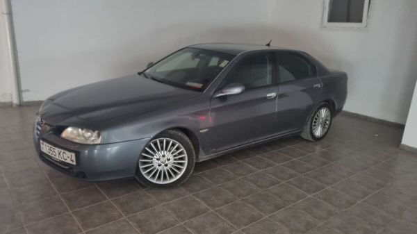 В Черногорию на 17-летней Alfa Romeo. Белорусы 24 дня колесили по Европе на своём автомобиле. Сколько денег ушло?