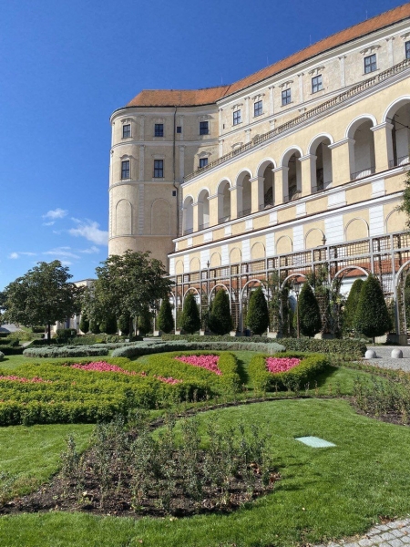 В Черногорию на 17-летней Alfa Romeo. Белорусы 24 дня колесили по Европе на своём автомобиле. Сколько денег ушло?