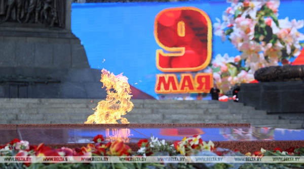Лукашенко возложил венок к монументу Победы в Минске Лукашенко возложил венок к монументу Победы в Минске
