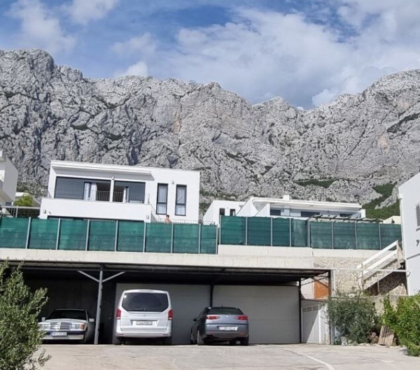 В Черногорию на 17-летней Alfa Romeo. Белорусы 24 дня колесили по Европе на своём автомобиле. Сколько денег ушло?