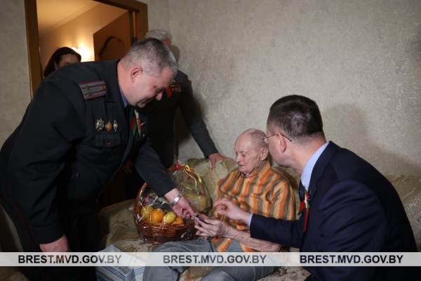 В Бресте вручили паспорт 100-летнему юбиляру