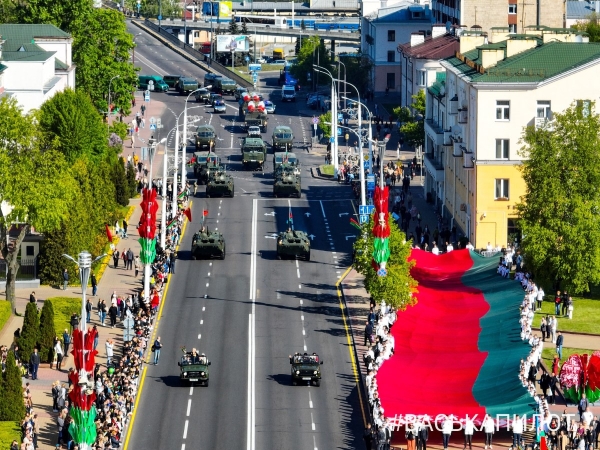 В Бресте впервые состоялся парад военной техники 9 Мая. Публикуем видео и фото