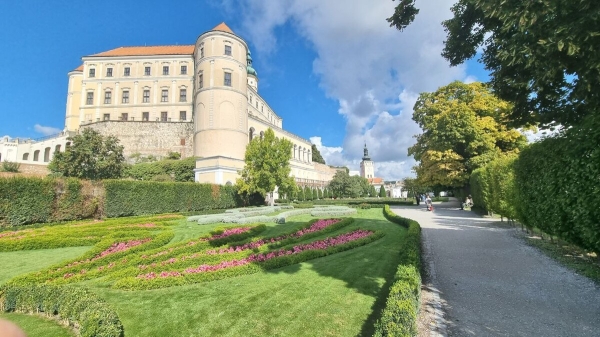 В Черногорию на 17-летней Alfa Romeo. Белорусы 24 дня колесили по Европе на своём автомобиле. Сколько денег ушло?