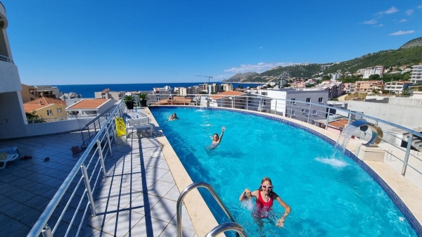 В Черногорию на 17-летней Alfa Romeo. Белорусы 24 дня колесили по Европе на своём автомобиле. Сколько денег ушло?