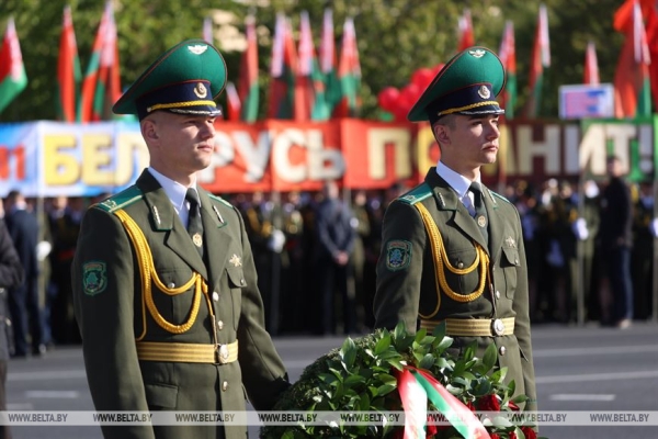Лукашенко возложил венок к монументу Победы в Минске Лукашенко возложил венок к монументу Победы в Минске