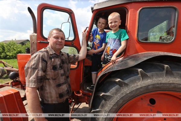 "Мы не делим детей на своих и чужих". В этой семье воспитали 25 мальчиков и девочек "Мы не делим детей на своих и чужих". В этой семье воспитали 25 мальчиков и девочек