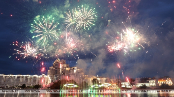 Лукашенко на празднике выпускников: вместе мы будем держать нашу страну, нашу Родину в наших руках Лукашенко на празднике выпускников: вместе мы будем держать нашу страну, нашу Родину в наших руках