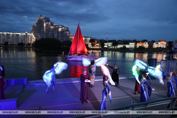 Лукашенко на празднике выпускников: вместе мы будем держать нашу страну, нашу Родину в наших руках Лукашенко на празднике выпускников: вместе мы будем держать нашу страну, нашу Родину в наших руках