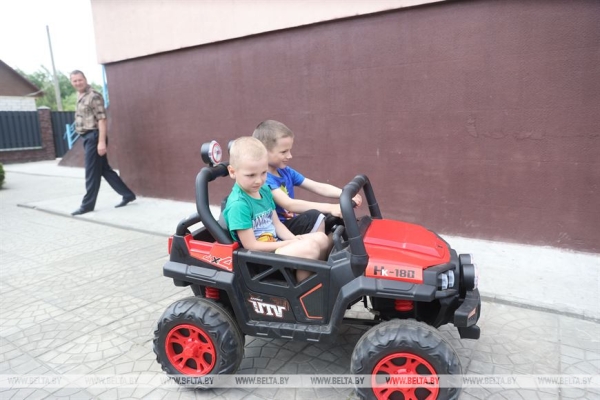 "Мы не делим детей на своих и чужих". В этой семье воспитали 25 мальчиков и девочек "Мы не делим детей на своих и чужих". В этой семье воспитали 25 мальчиков и девочек