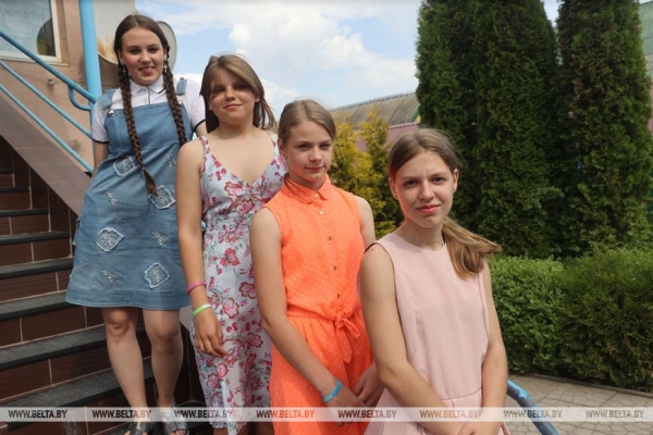 "Мы не делим детей на своих и чужих". В этой семье воспитали 25 мальчиков и девочек "Мы не делим детей на своих и чужих". В этой семье воспитали 25 мальчиков и девочек