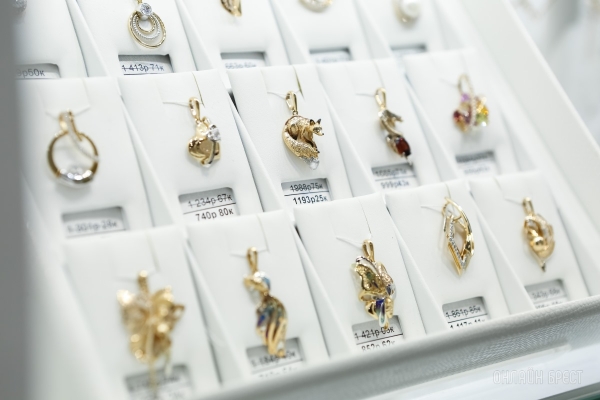 Новый ювелирный магазин «DIAMANTE» открылся на Московской в Бресте. Ослепительные скидки до 80% на все украшения Новый ювелирный магазин «DIAMANTE» открылся на Московской в Бресте. Ослепительные скидки до 80% на все украшения