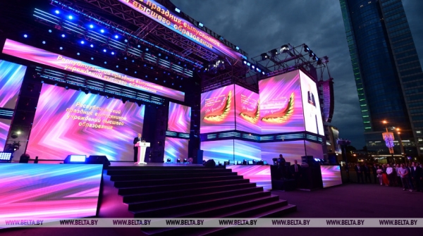 Лукашенко на празднике выпускников: вместе мы будем держать нашу страну, нашу Родину в наших руках Лукашенко на празднике выпускников: вместе мы будем держать нашу страну, нашу Родину в наших руках