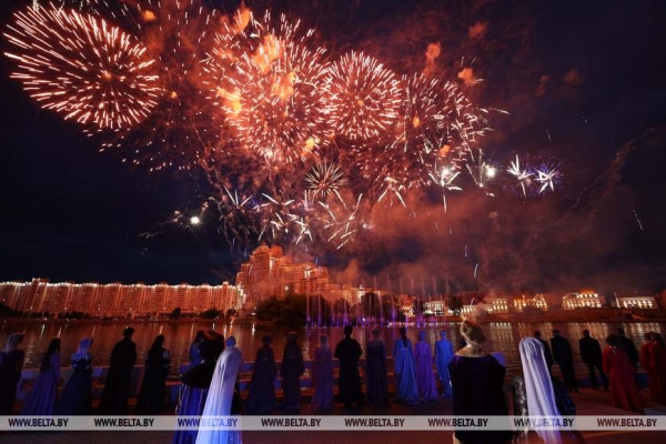 Лукашенко на празднике выпускников: вместе мы будем держать нашу страну, нашу Родину в наших руках Лукашенко на празднике выпускников: вместе мы будем держать нашу страну, нашу Родину в наших руках