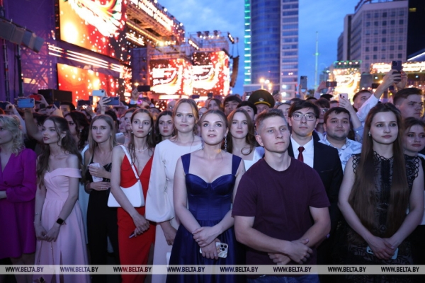 Лукашенко на празднике выпускников: вместе мы будем держать нашу страну, нашу Родину в наших руках Лукашенко на празднике выпускников: вместе мы будем держать нашу страну, нашу Родину в наших руках