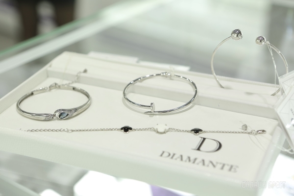Новый ювелирный магазин «DIAMANTE» открылся на Московской в Бресте. Ослепительные скидки до 80% на все украшения Новый ювелирный магазин «DIAMANTE» открылся на Московской в Бресте. Ослепительные скидки до 80% на все украшения
