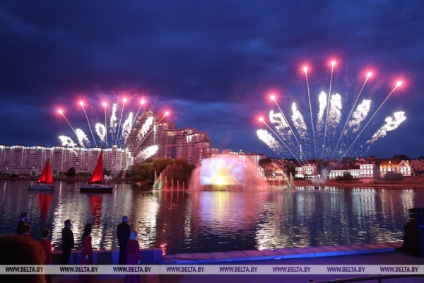 Лукашенко на празднике выпускников: вместе мы будем держать нашу страну, нашу Родину в наших руках Лукашенко на празднике выпускников: вместе мы будем держать нашу страну, нашу Родину в наших руках