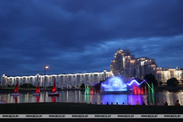 Лукашенко на празднике выпускников: вместе мы будем держать нашу страну, нашу Родину в наших руках Лукашенко на празднике выпускников: вместе мы будем держать нашу страну, нашу Родину в наших руках