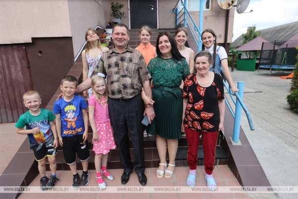 "Мы не делим детей на своих и чужих". В этой семье воспитали 25 мальчиков и девочек "Мы не делим детей на своих и чужих". В этой семье воспитали 25 мальчиков и девочек