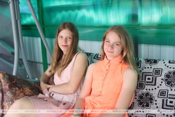 "Мы не делим детей на своих и чужих". В этой семье воспитали 25 мальчиков и девочек "Мы не делим детей на своих и чужих". В этой семье воспитали 25 мальчиков и девочек