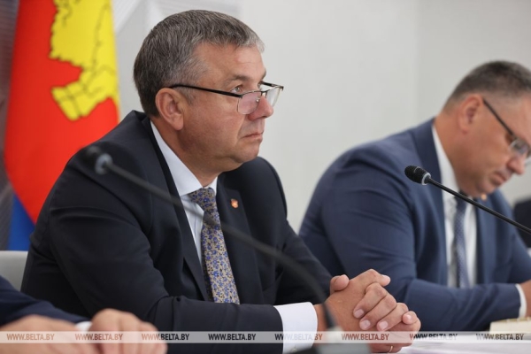 Лукашенко требует не пенять на погоду, а усердно трудиться в полях. Какова ситуация в каждом регионе?