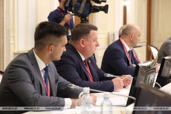 Авиация, промкооперация и открытие сети магазинов: Головченко о сотрудничестве со Свердловской областью Авиация, промкооперация и открытие сети магазинов: Головченко о сотрудничестве со Свердловской областью