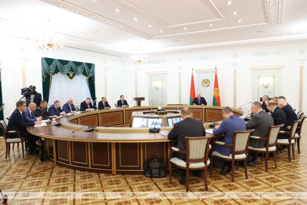 Лукашенко требует не пенять на погоду, а усердно трудиться в полях. Какова ситуация в каждом регионе?