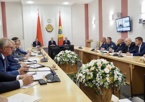 Лукашенко требует не пенять на погоду, а усердно трудиться в полях. Какова ситуация в каждом регионе?