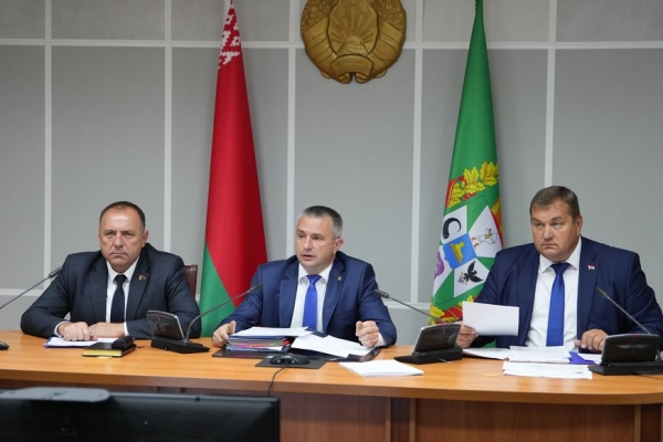 Лукашенко требует не пенять на погоду, а усердно трудиться в полях. Какова ситуация в каждом регионе?