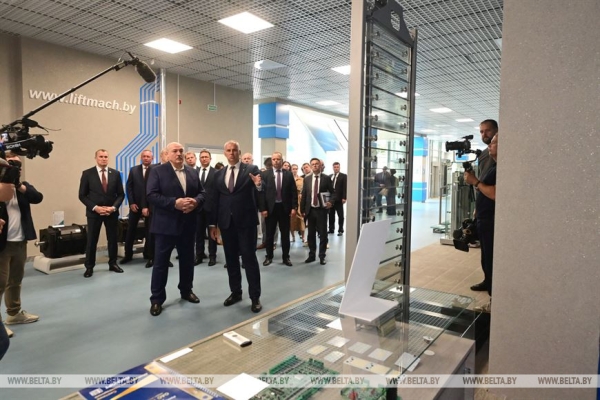 Лукашенко на "Могилевлифтмаше" призвал использовать нынешнее окно возможностей Лукашенко на "Могилевлифтмаше" призвал использовать нынешнее окно возможностей
