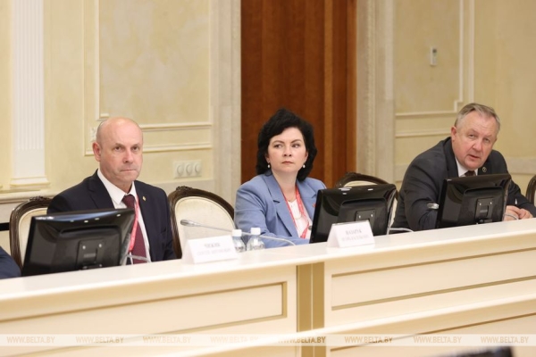 Авиация, промкооперация и открытие сети магазинов: Головченко о сотрудничестве со Свердловской областью Авиация, промкооперация и открытие сети магазинов: Головченко о сотрудничестве со Свердловской областью