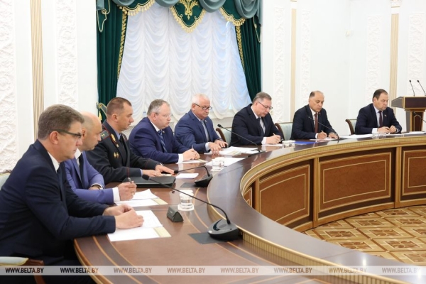 Лукашенко требует не пенять на погоду, а усердно трудиться в полях. Какова ситуация в каждом регионе?