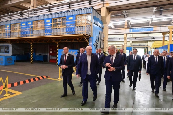 Лукашенко на "Могилевлифтмаше" призвал использовать нынешнее окно возможностей Лукашенко на "Могилевлифтмаше" призвал использовать нынешнее окно возможностей