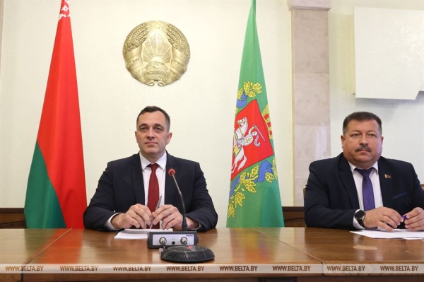 Лукашенко требует не пенять на погоду, а усердно трудиться в полях. Какова ситуация в каждом регионе?