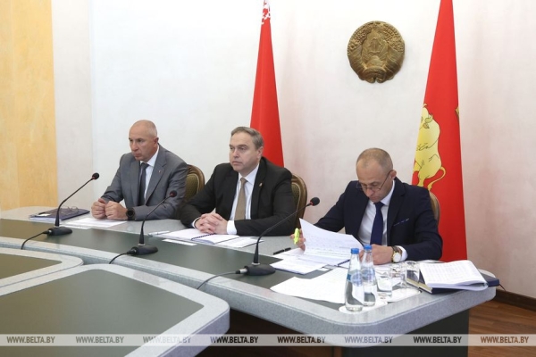 Лукашенко требует не пенять на погоду, а усердно трудиться в полях. Какова ситуация в каждом регионе?