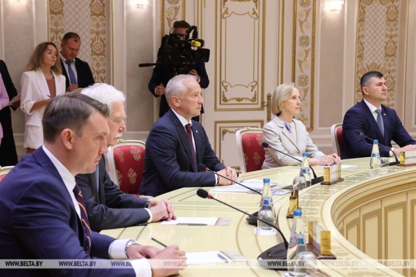 Судьба Украины, просьба от Путина, самая медийная персона и "незачет" Минобразования. Акценты яркой Недели Президента Судьба Украины, просьба от Путина, самая медийная персона и "незачет" Минобразования. Акценты яркой Недели Президента