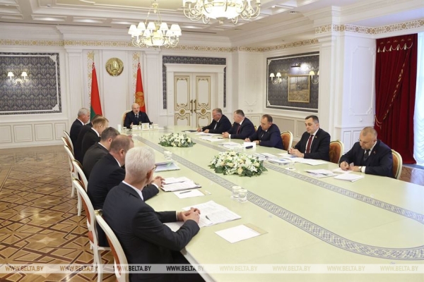 Динамика в АПК, фишки Форума регионов и отечественная вакцина. Лукашенко собрал совещание по развитию Витебской области Динамика в АПК, фишки Форума регионов и отечественная вакцина. Лукашенко собрал совещание по развитию Витебской области