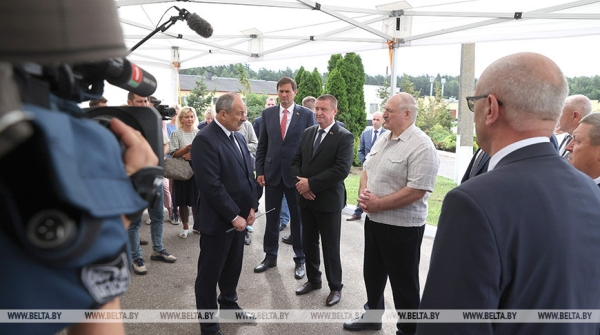 Лукашенко ставит задачу выходить на темпы уборочной в 6% площадей в день Лукашенко ставит задачу выходить на темпы уборочной в 6% площадей в день